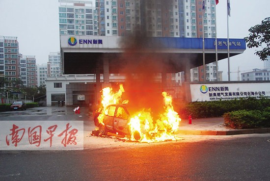 (记者许海鸥)3月12日清晨,北海一辆出租车在天然气加气站旁突然着火