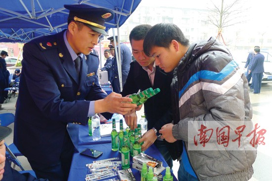 南宁工商部门开展便民为民服务 教消费者识假辨假