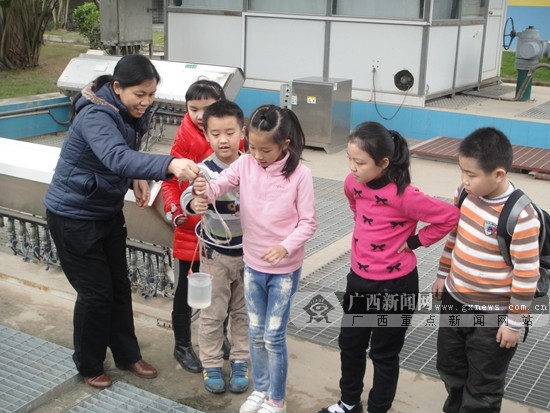 滨湖路小学孩子们调查城市水环境 参观污水处