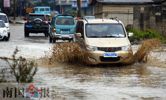 柳邕路柳州地区民族高中附近上万人出行受影响
