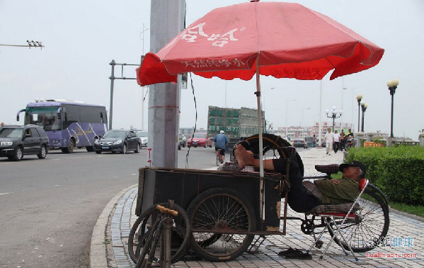 中国奇葩睡姿盘点图片_WWW.66152.COM