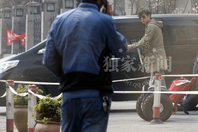 组图:马伊璃产后上围暴涨 文章颓废叼烟骑平衡