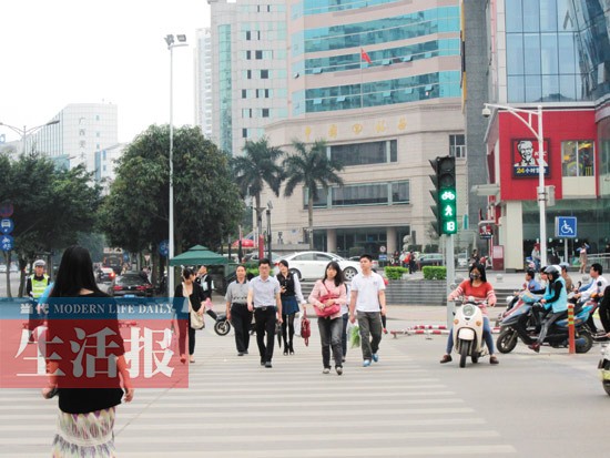 行人,机动车左转分开放行,交通秩序井然有序.