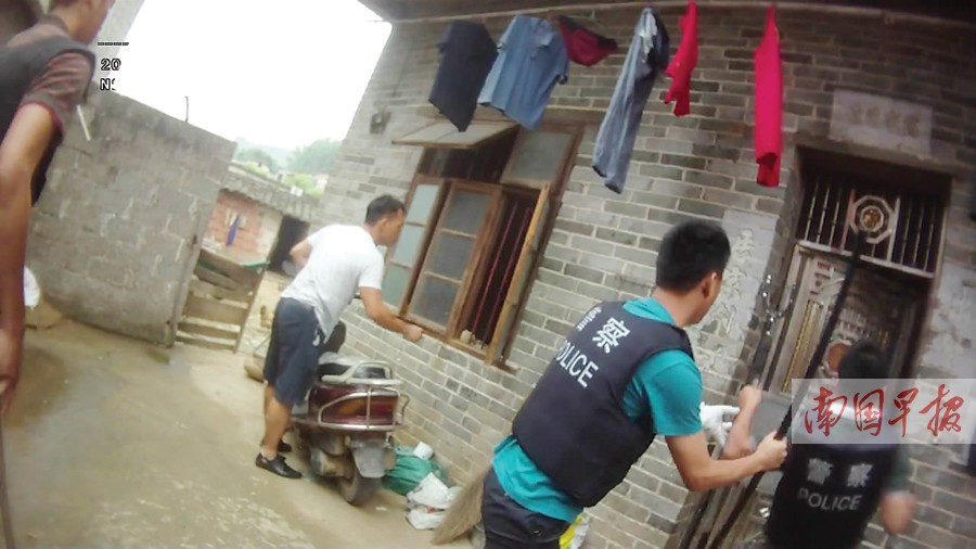 粉仔操刀砍来民警举枪射去 横县警方取缔吸毒