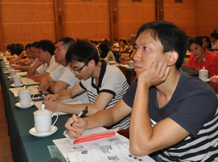 与会人员认真参与培训