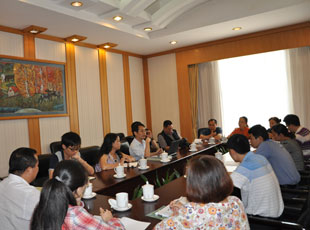 与会代表与媒体代表进行卫生—媒体合作机制小组专题讨论