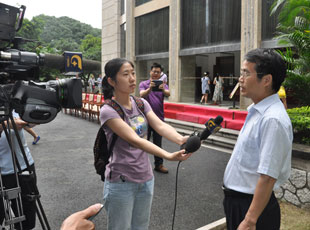 广西疾控中心健康教育与传媒科主任医师梁绍伶接受媒体采访