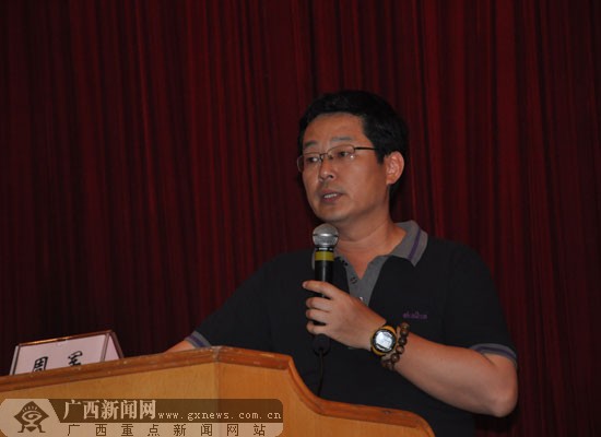 广西<<当代生活报>>摄影记者周军