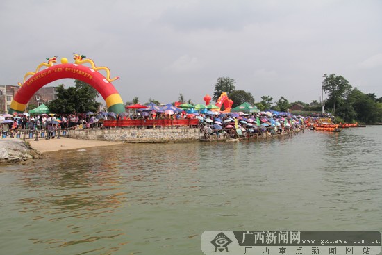 隆安:万名群众齐聚古镇雁江 共享端午大餐