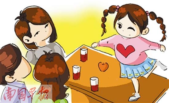 资料图片 广西新闻网-南国早报记者 许莎明 上周末儿童节撞上端午节,许多家长都带着孩子外出游玩,或是亲朋好友相互串门。让家长们比较头疼的是,家里一旦来客人,原本挺安静的孩子就会突然变得很兴奋,疯玩起来。一会上蹿下跳、一会任性哭闹……和平时完全两个样。大人越是制止,孩子就越疯狂。等到客人离开后,孩子又恢复本来的样子 案例 孩子捣乱父母尴尬 “我女儿文文今年4岁。端午假期,文文姨妈一家从外地来南宁玩,可是文文的表现实在让人心烦啊。”家住南宁竹溪大道的林女士