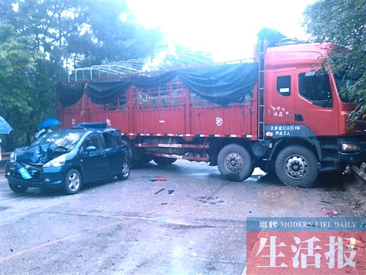 大货车甩尾 小轿车遭殃 12日焦点 奔驰追尾货车女司机殒命高清图片