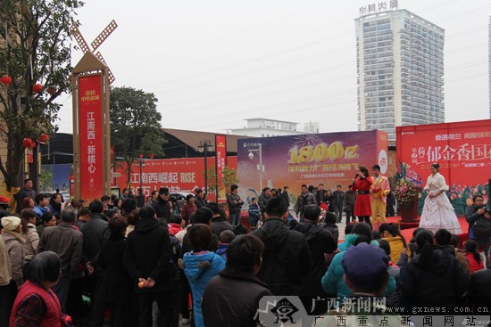 保利•中央商城开业现场图片 哥伦布美食街9月开街,即刻进驻免租2年 一条美食街,一道财富大动脉。哥伦布大街旨在打造江南的“中山路”:民间特色小吃、连锁品牌,荟萃天下美食,吸引八方食客,从此江南人在家门口即可享受到如中山路一样地道的舌尖美食。据悉,哥伦布美食街现招商已超过80%,将于9月统一开业,即刻进驻免租2年,江南美食财富盛宴邀您共鉴!咨询热线0771-4817577、4951507