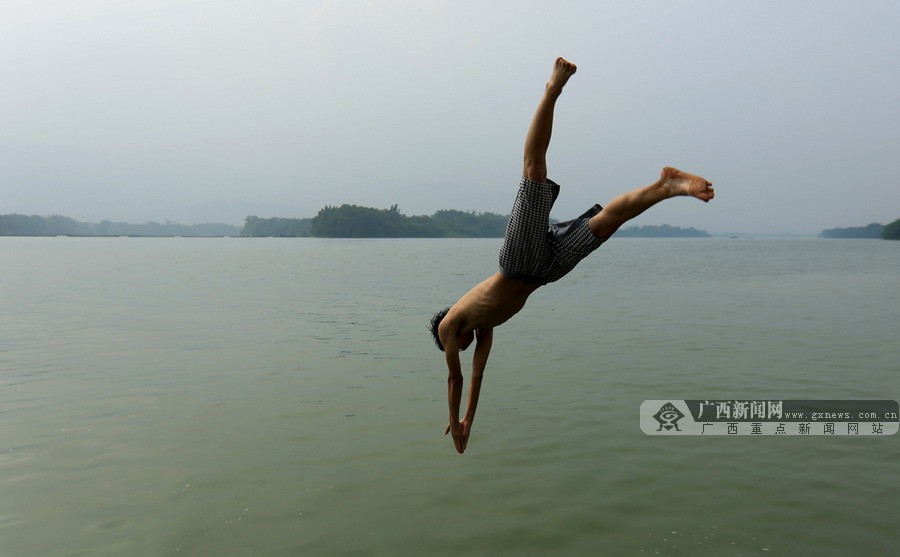 高清:夏日炎炎快下水吧 融江上各种跳水姿势乐翻天(4/8)