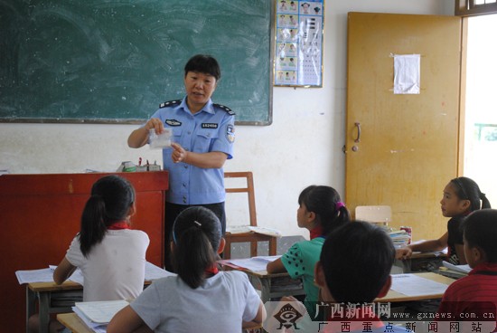 崇左开展禁毒宣传教育活动:不让毒品进家门(图