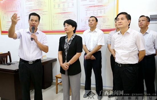 钦州市委书记肖莺子,市长李新元参观茂盛片区党建工作站.