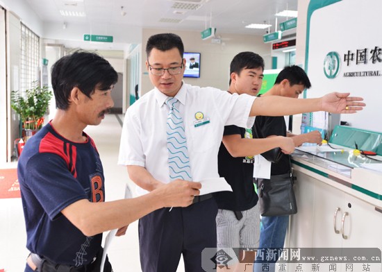 农行东兴支行营业室优质服务赢客户