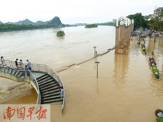 漓江水 超警戒 7月5日,桂林市解放桥旁,漓江洪水漫过江边的护栏.