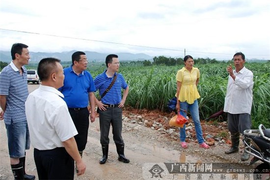 图为陈英豪总经理到现场慰问受灾群众.广西新闻网通讯员 黄祖生 摄