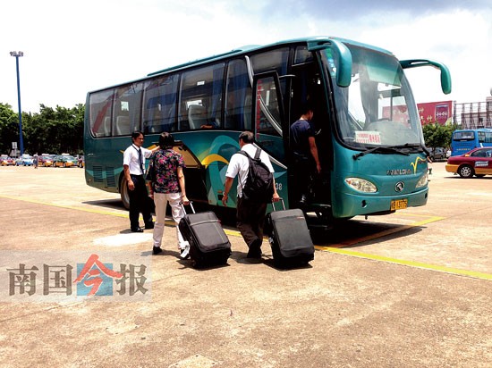 图为旅客在柳州机场乘坐机场大巴. 见习记者朱丽君 摄