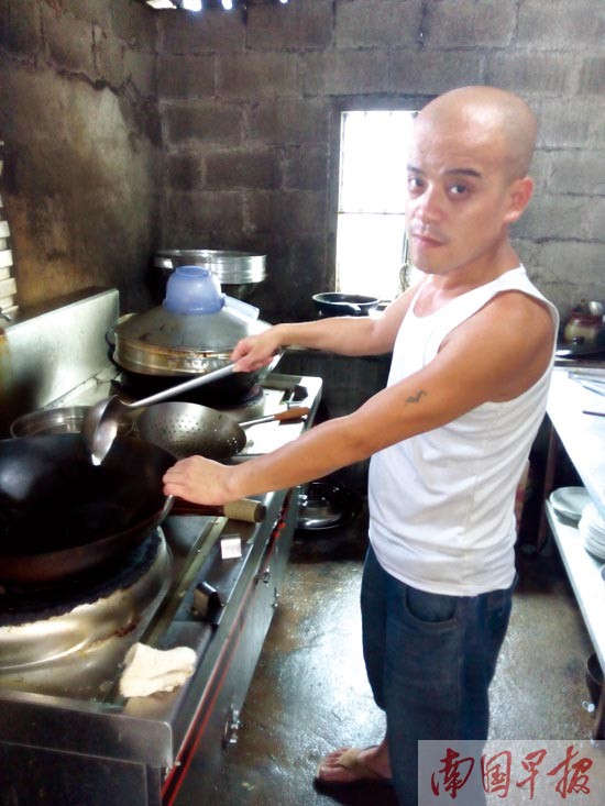 防城港一男子神似光头强引网友热议 他是个大厨