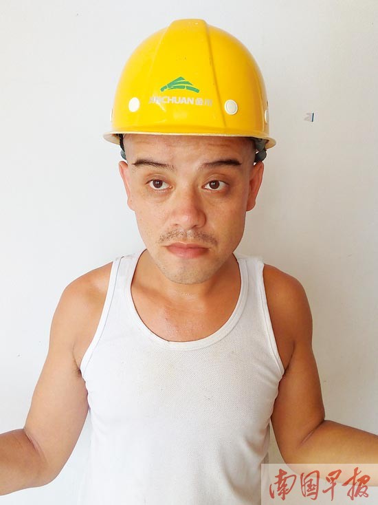 防城港一男子神似光头强引网友热议 他是个大厨