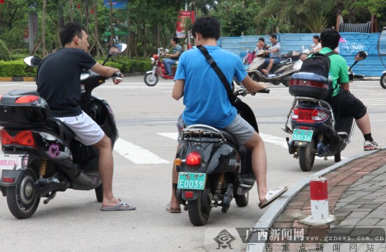 一辆南宁牌照的电动车在钦州街头  广西新闻网通讯员 陆祖江 摄