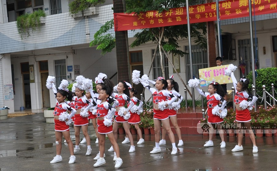 高清:南宁市民主路小学开学 一年级新生聚集梦想(3/7)