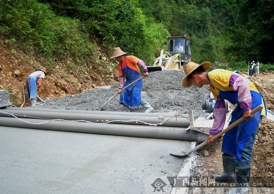 凌云计划年内实现村村通水泥路目标