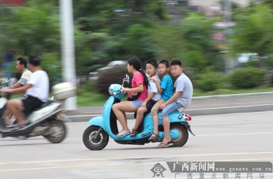 一辆搭载着四名未成年人学生的电动车 广西新闻网通讯员 陆祖江 摄