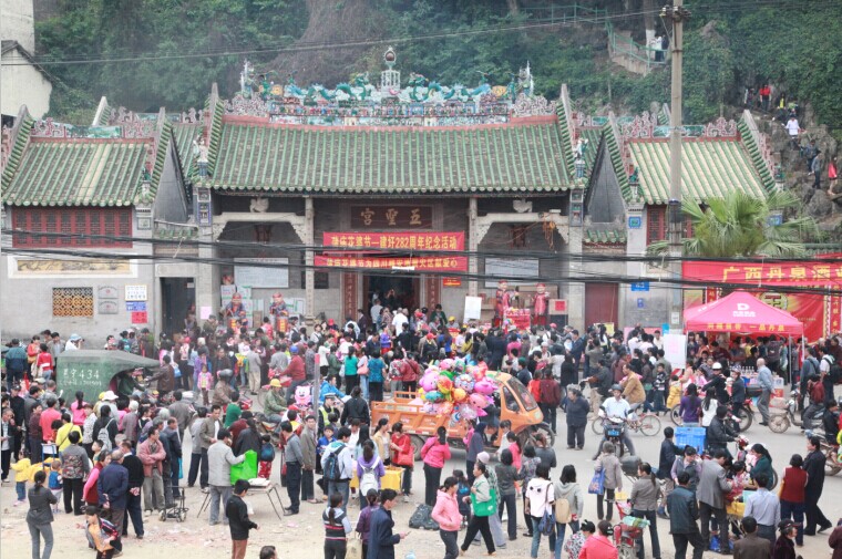 蒲庙开圩庆典,五圣宫门前热闹非凡.