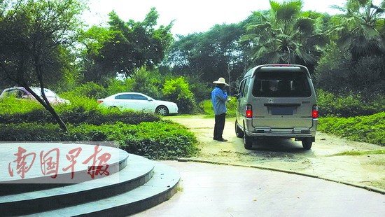 南宁动物园 野马 停车场:收费员挂小学校牌当证
