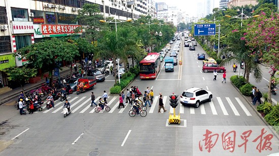 南宁桃源路一中学前人行天桥已修好 没验收成摆设