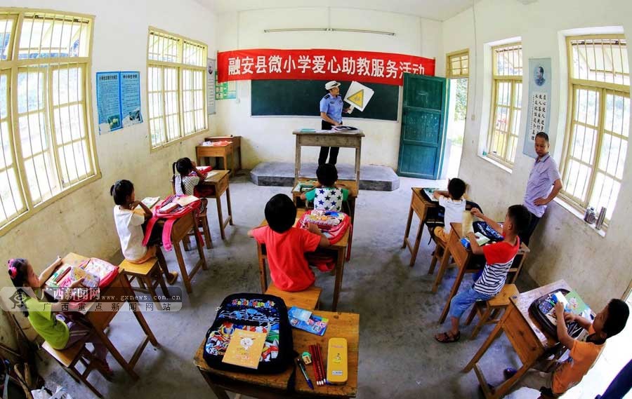 脸谱:山区微小学里的爱心坚守