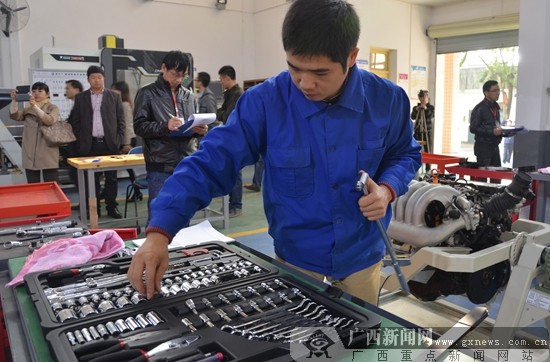 图为装配钳工项目赛场.广西师范大学供图.