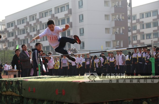 南宁八中首次启用标准化田径场举行运动会(组图)