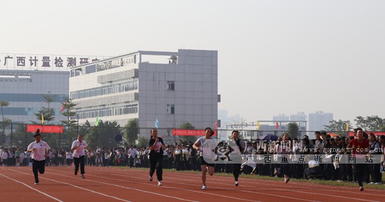 南宁八中首次启用标准化田径场举行运动会(组