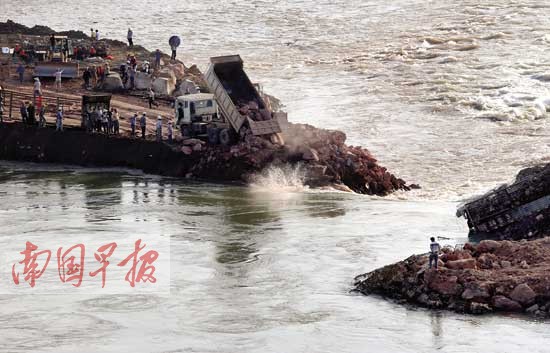 郁江老口枢纽成功截流 建成后将实现航运等功能