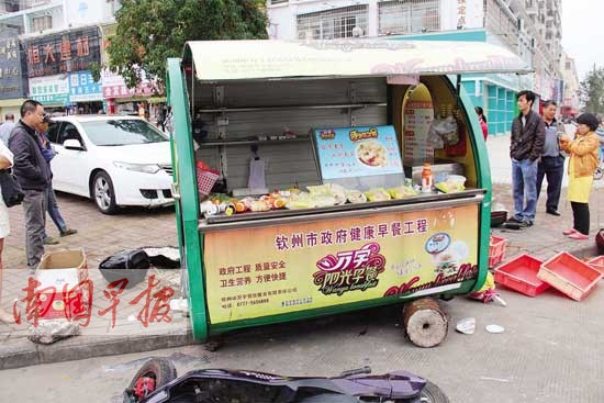 新手女司机把油门当刹车 撂倒简易早餐屋致3人伤-广西新闻网