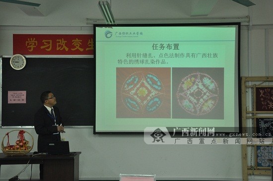 图为广西纺织校校长黄启良给比赛评委老师颁发聘书。广西新闻网记者 吴海燕摄 广西新闻网南宁12月8日讯(记者 吴海燕)近日,为提高教师实施课改的专业能力与水平,切实提高课堂教学效率,广西纺织工业学校举办“锦虹杯”教师教学技能大赛。 本次大赛以“构建有效课堂,提升实践能力”为主题,以课堂教学为中心,以评优赛教为载体,以优质示范课和教学技能展示为重点,分为系级初赛和校级决赛两个阶段。12月6-7日进入决赛比拼。决赛首次组建由广西职教名师、企业专家参与的评判团,采