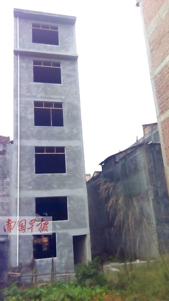 被学校批评送回家初二学生坠楼重伤 事发浦北(图)