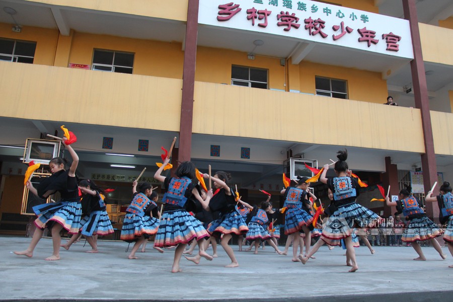 广西新闻网记者 许乾雷 摄里湖瑶族乡中心小学的白裤瑶族小学生现场