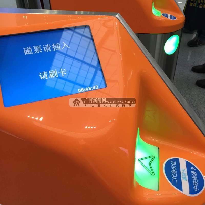 【南宁东站检票自动化】与以往火车站人机共检方式不同,南宁火车东站