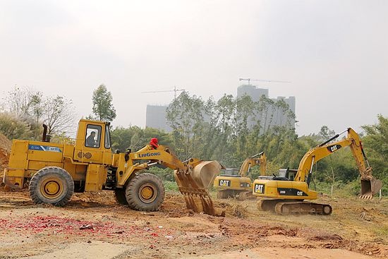 卓能新能源等35个项目在钦州钦江五桥项目现场集中开竣工.高清图片