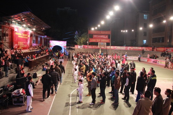 贺州交警巧借篮球赛开展春运主题宣传