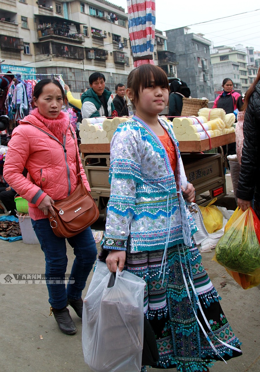 高清:隆林各族同胞赶年集 年货市场充满民族风情_广西