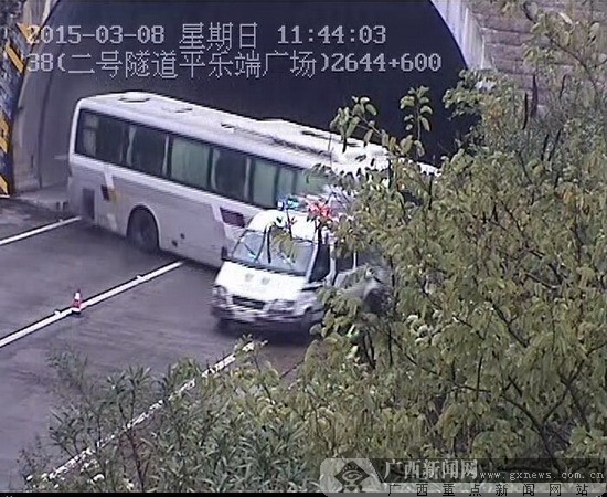 贺州市交警支队高速公路管理一大队民警古宜千在处理一起交通事故时