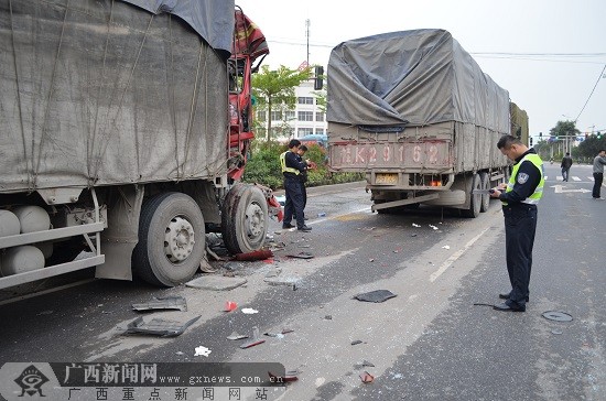 324国道玉容公路玉林秀水段发生一起三辆货车追尾连撞的交通事故,事故