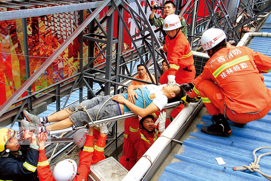 4月28日焦点图:广西女孩留尼泊尔当志愿者_广