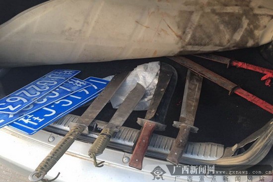 无证驾驶携管制刀具上路 民警及时消除隐患