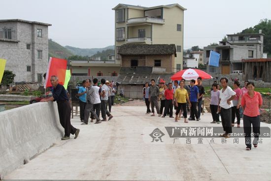 历时四年一波三折荔浦龙村中桥五一建成通车